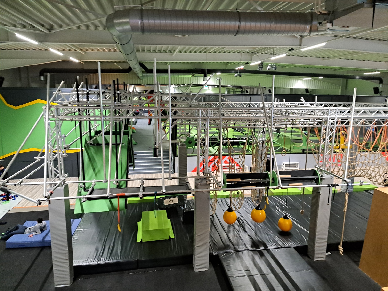 Ausflug der Oberstufe ins Salto Koblenz