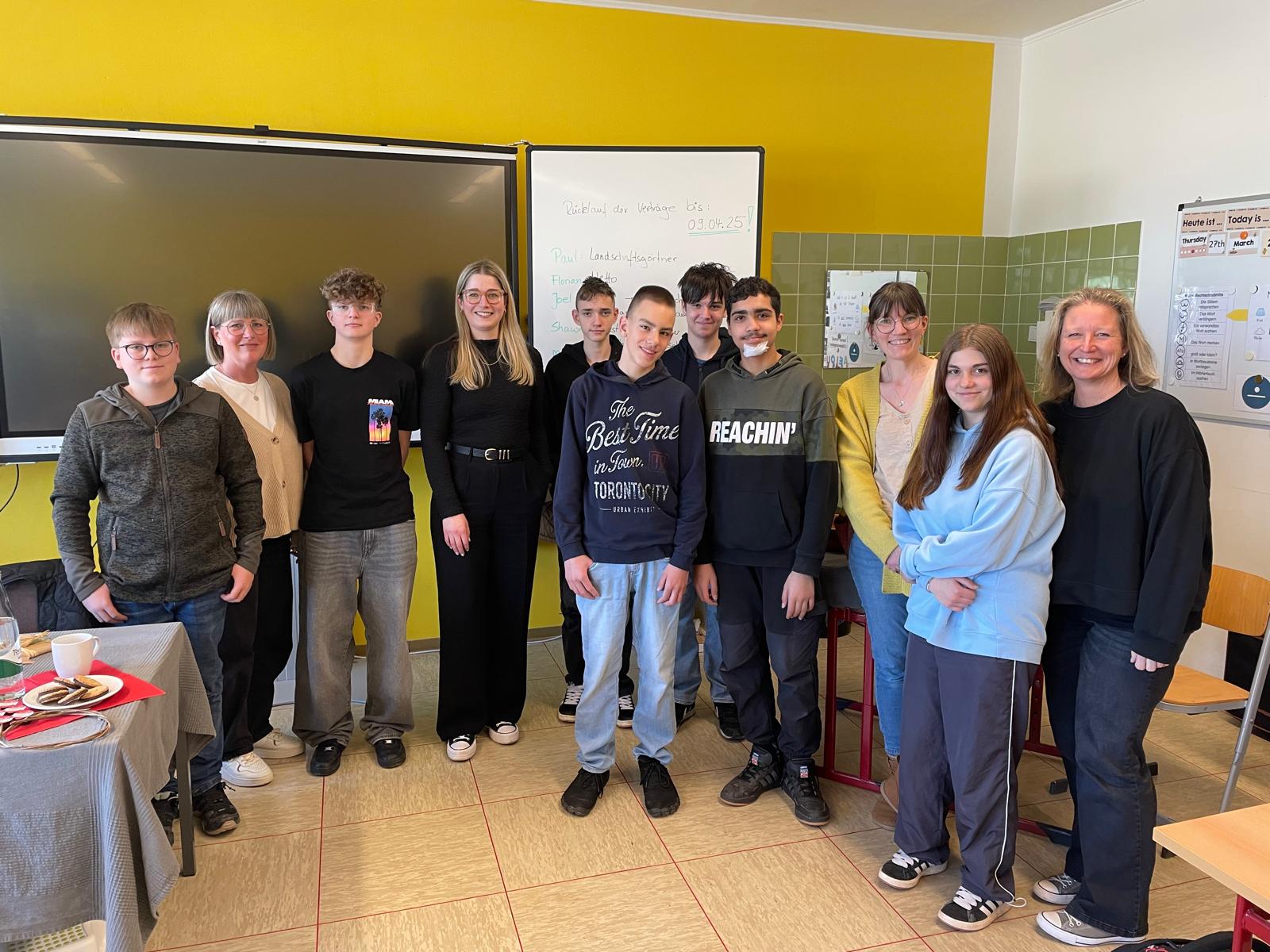 Prominenter Besuch in der Liesertal-Schule: Lena Werner spricht mit Schülern über Politik und Mobbing